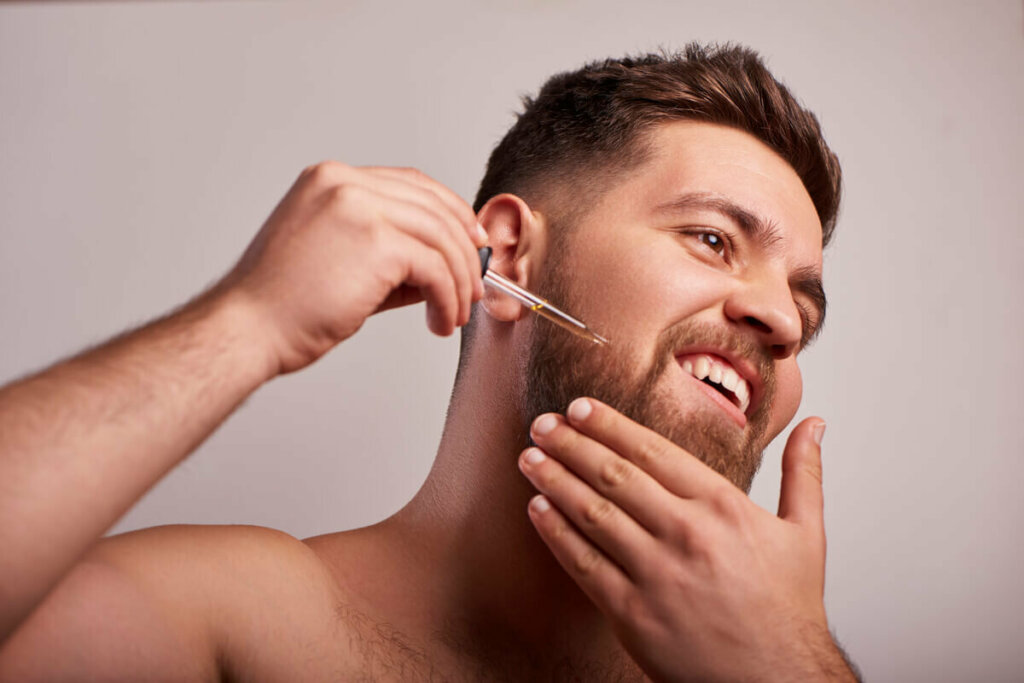 Homem passando óleo na barba 