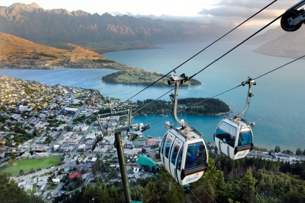 Vista de Queenstown com teleférico do alto