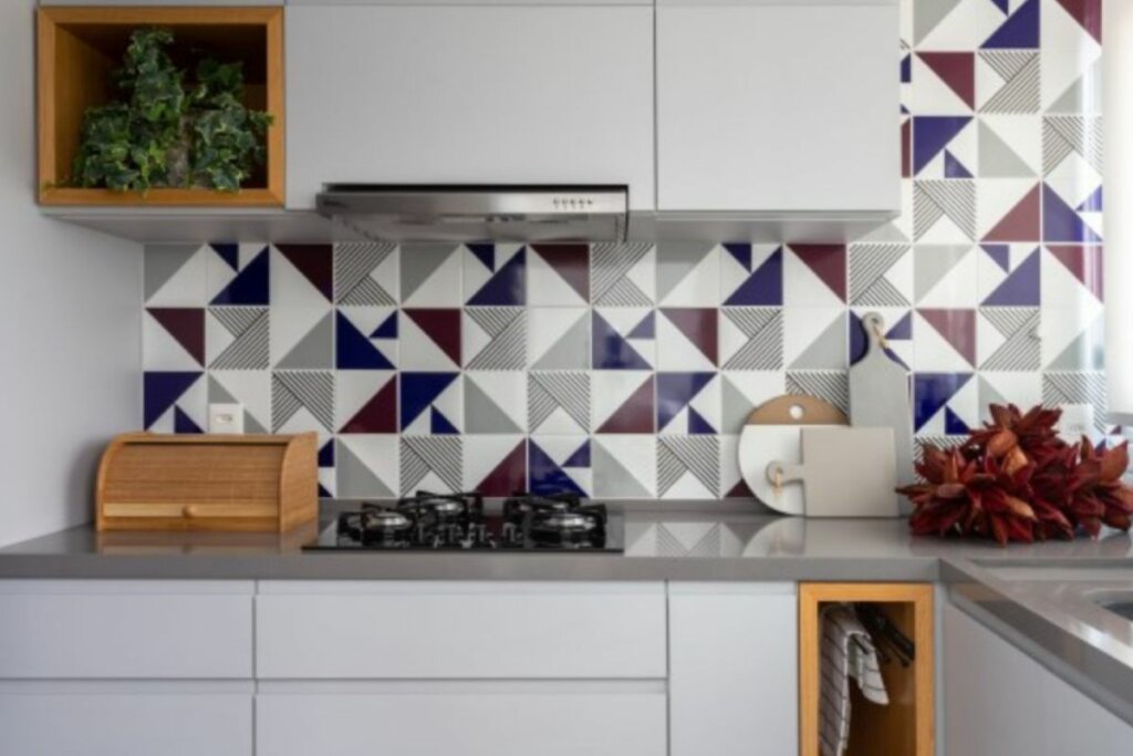 Cozinha com azulejo colorido na parede