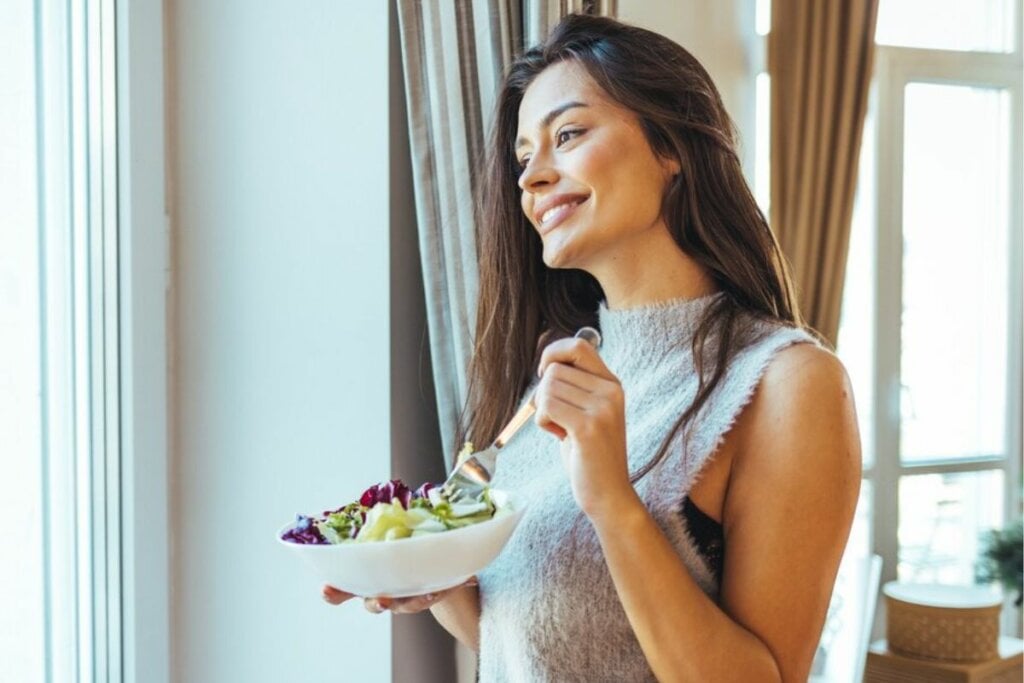 Mulher comendo salada