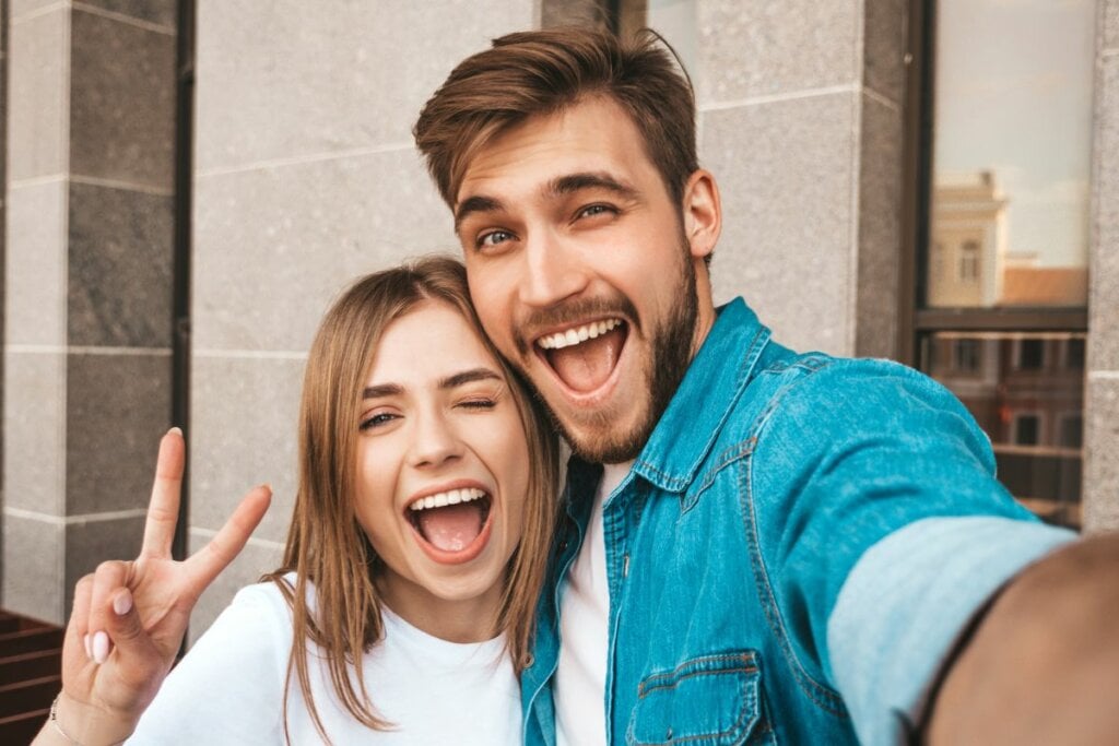 Homem e mulher sorrindo para foto