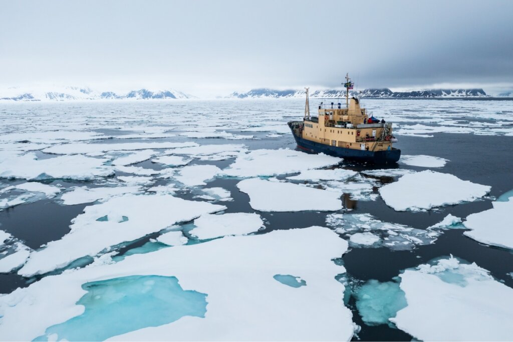Barco no arquipélago de 'Svalbard' rodeado por pedras de gelo 