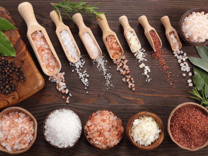 11 tipos de sal e como usá-los na cozinha