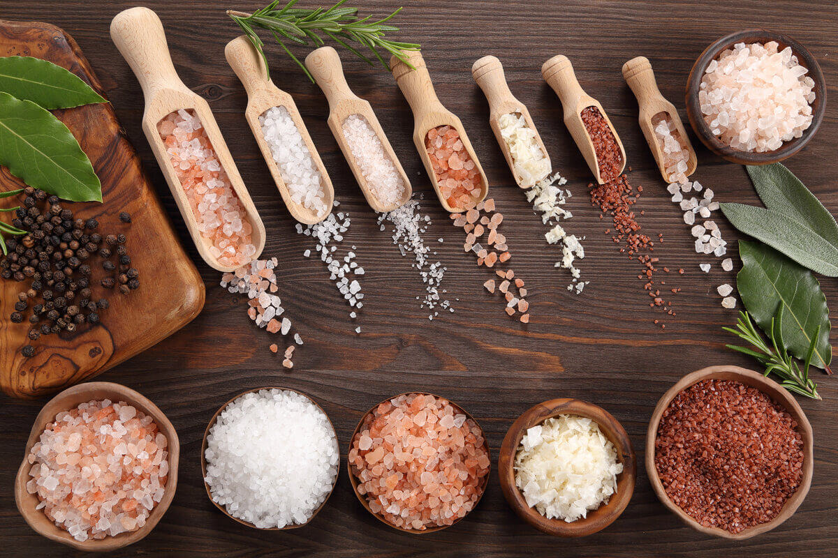 Sal refinado e sal grosso não são os únicos tipos do mineral que existem. Conheça algumas opções e saiba para o que serve cada uma delas!