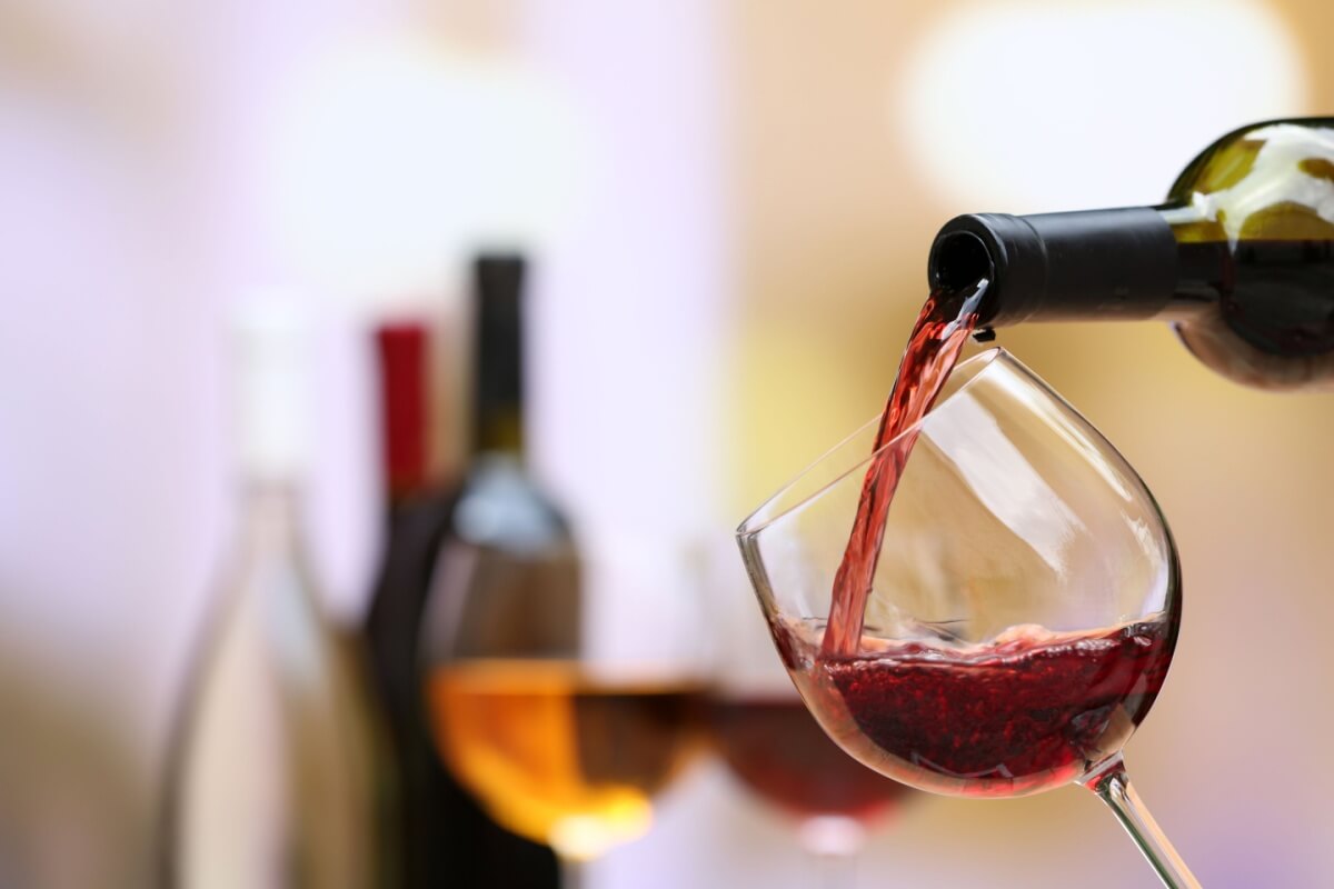 Descubra como a transformação da uva em vinho influencia suas escolhas, permitindo uma apreciação consciente e refinada da bebida.