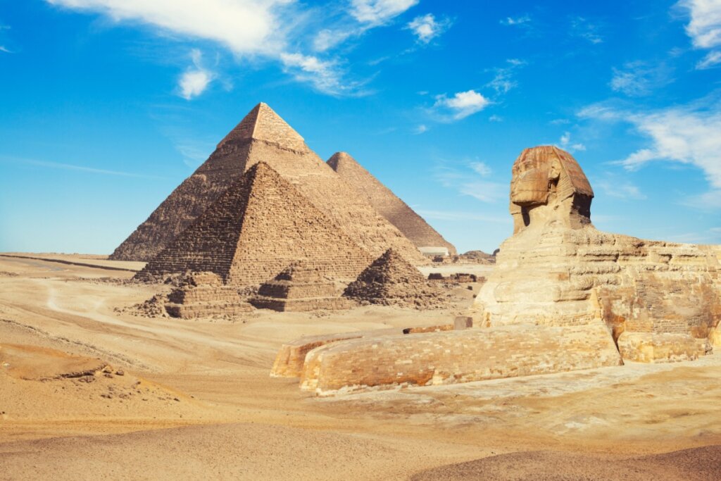 Vista das três pirâmides e esfinge no Cairo