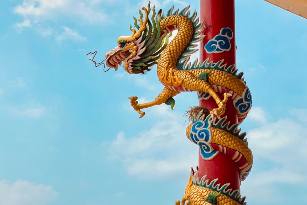 Dragão chinês dourado enrolado em poste vermelho