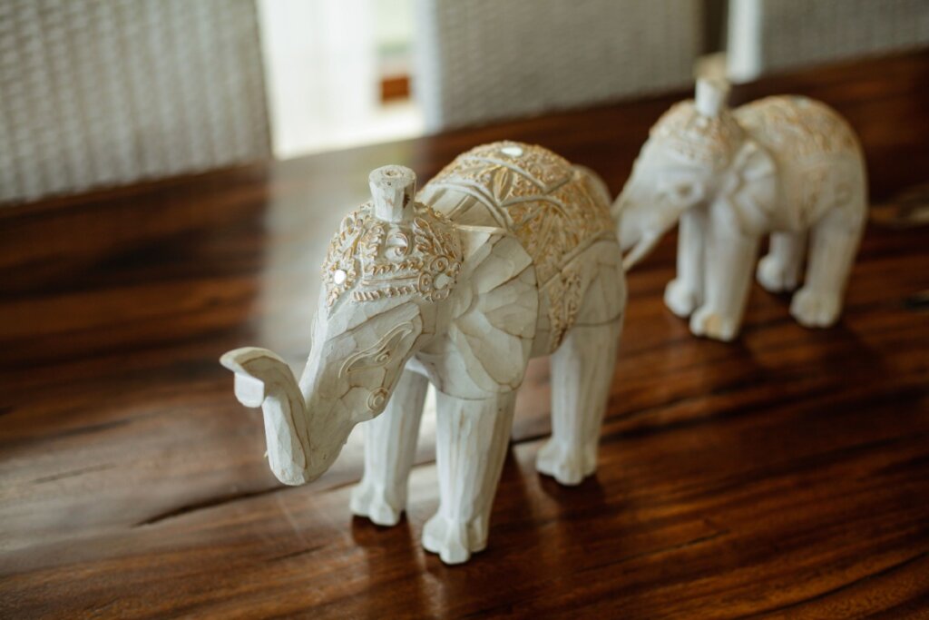 Duas estatuetas de elefante brancos 