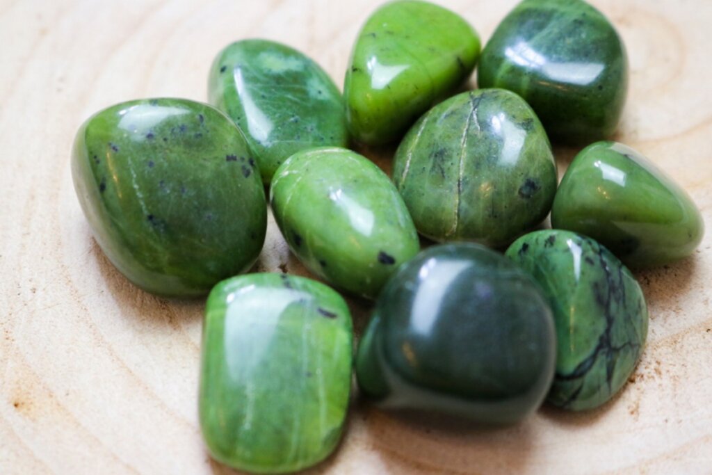 Diversas pedras de jade verdes juntas 