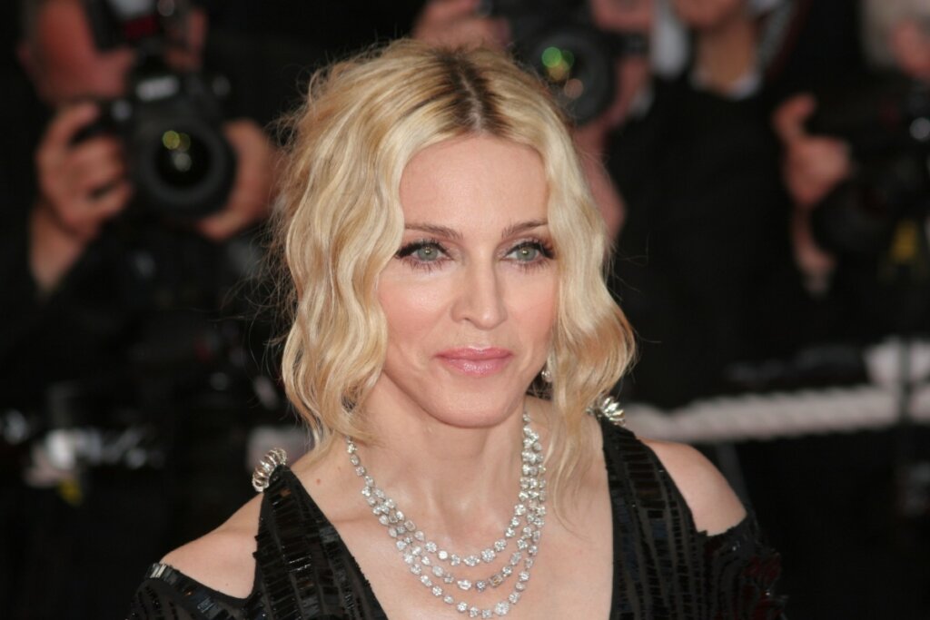Imagem do rosto da cantora Madonna com o cabelo loiro e roupa preta