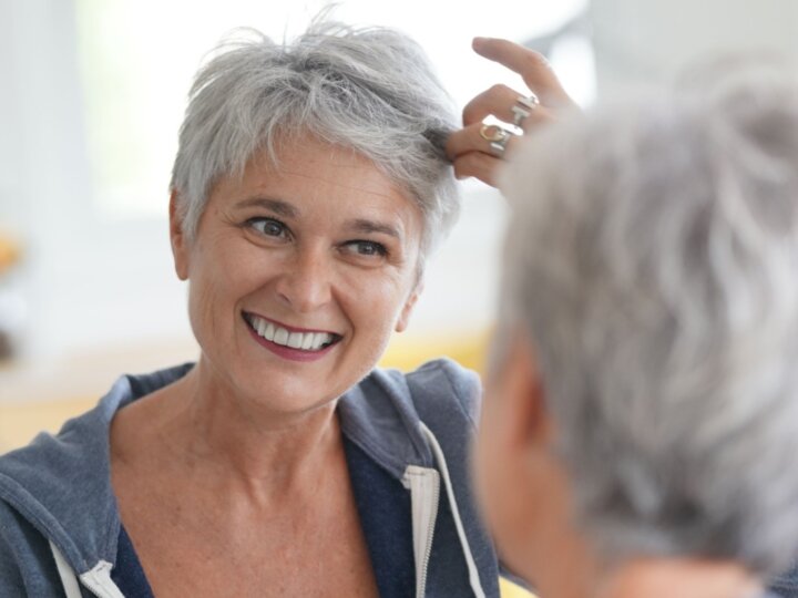 4 cuidados para manter os cabelos grisalhos bonitos e saudáveis