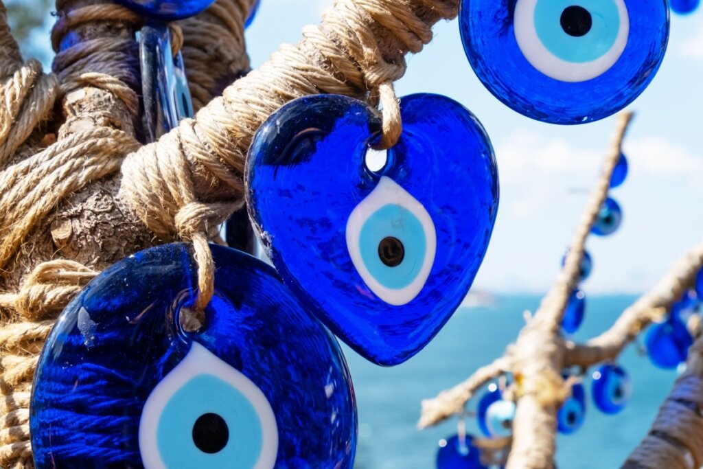 Olhos gregos com diferentes formatos pendurados em árvore