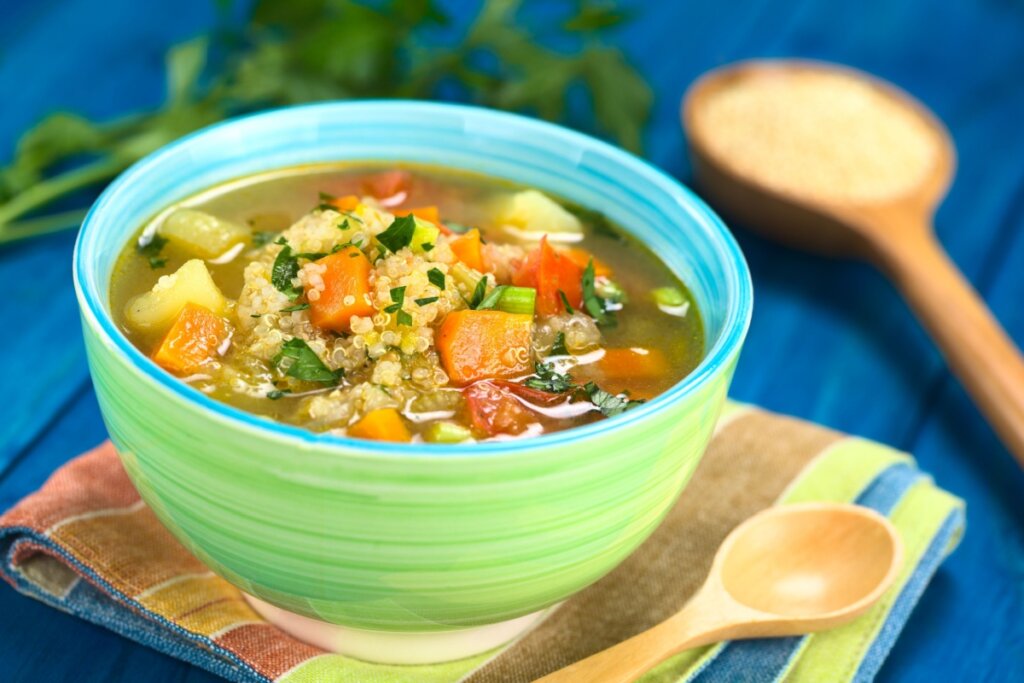 Pote verde com sopa de quinoa com legumes