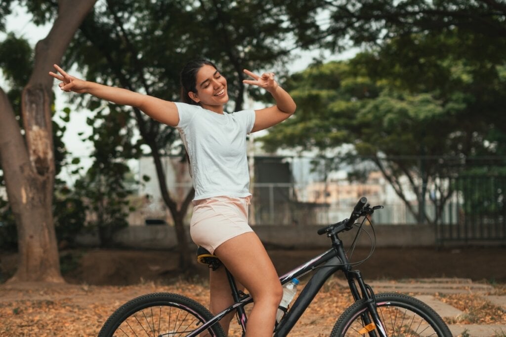 Mulher feliz andando de bicicleta