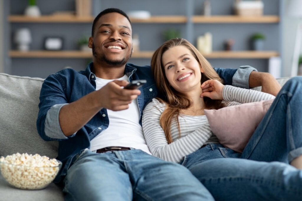 Casal assistindo tv no sofá