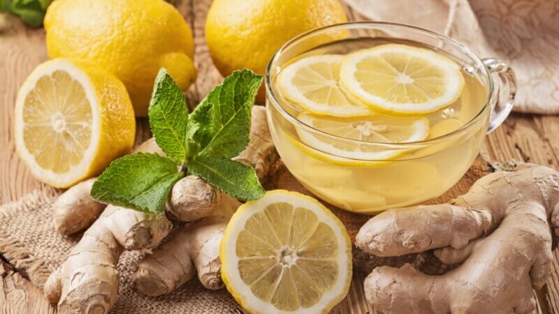 5 chás com limão para ajudar a desinchar