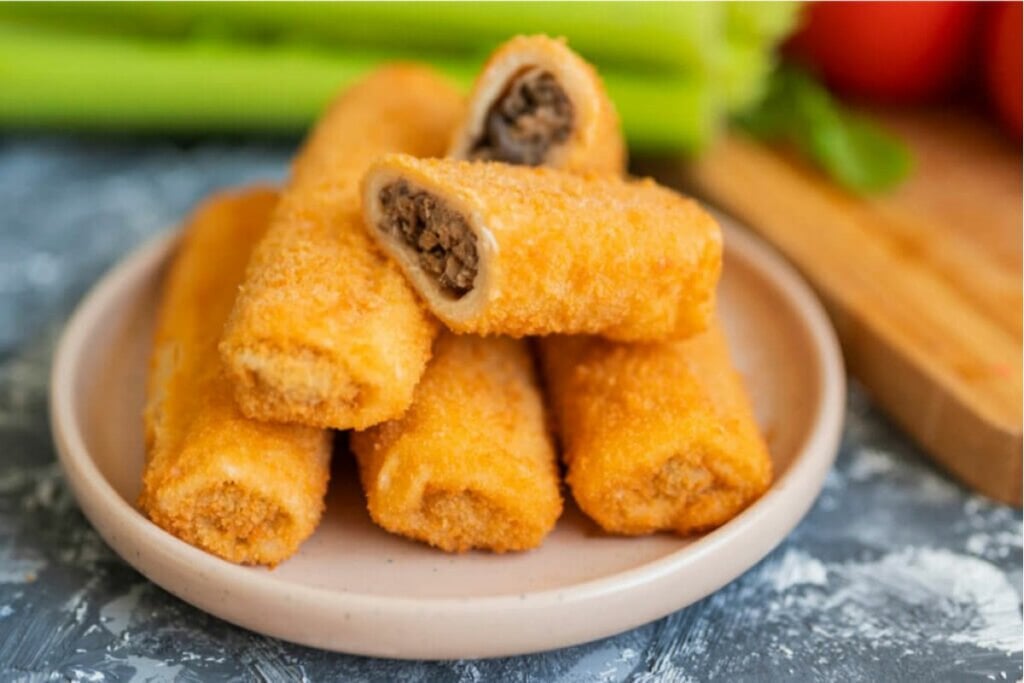 Croquetes de carne moída empilhados em cima de um prato branco