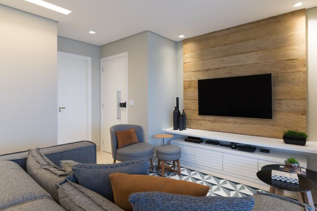Sala de estar com painel de madeira 