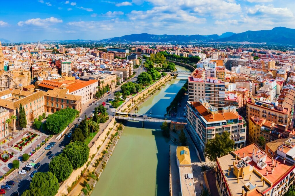 Vista aérea da Espanha com rio ao centro, dividindo cidade, com casas aos lados