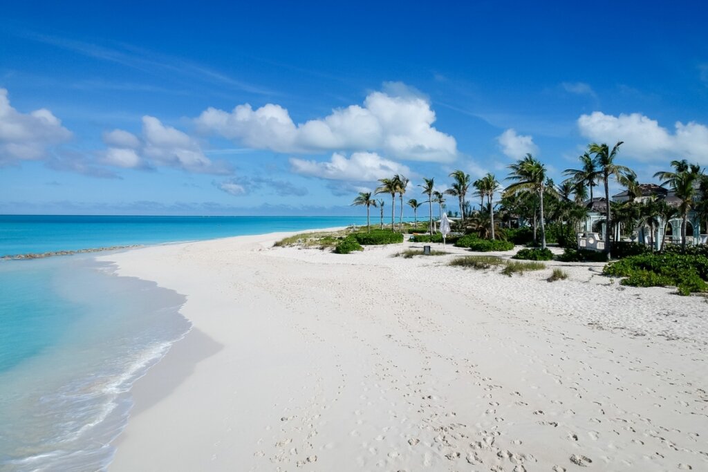 Praia na ilha da Providenciales, com mar azul e areia branca