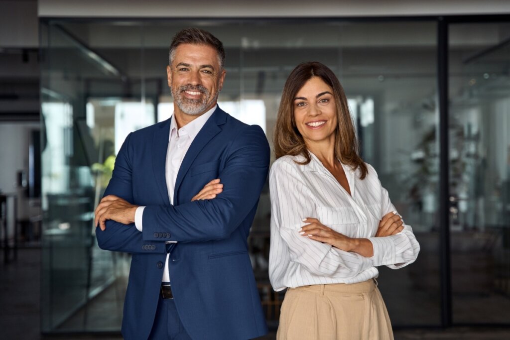 Homem e mulher de braços cruzados