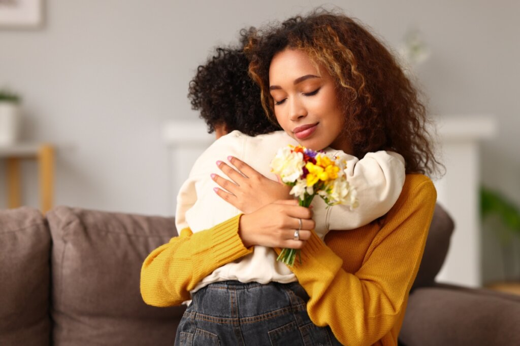 Mãe abraçando filho