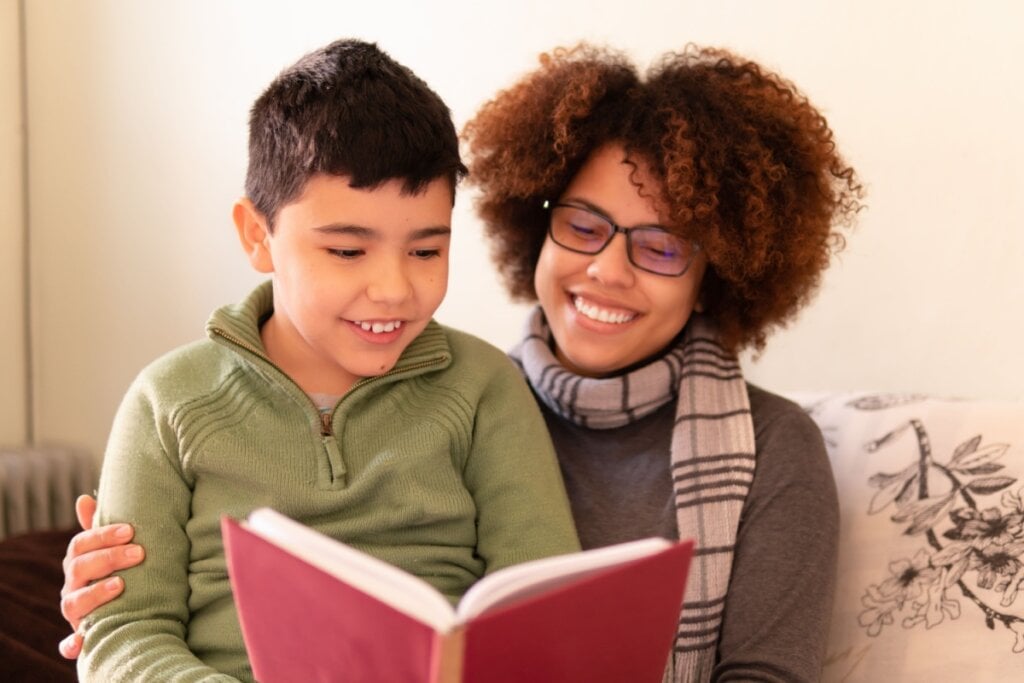 Mulher e menino lendo livro