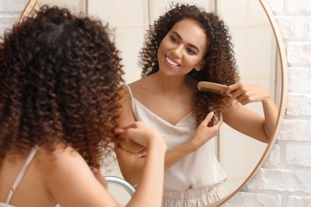 Mulher penteando o cabelo