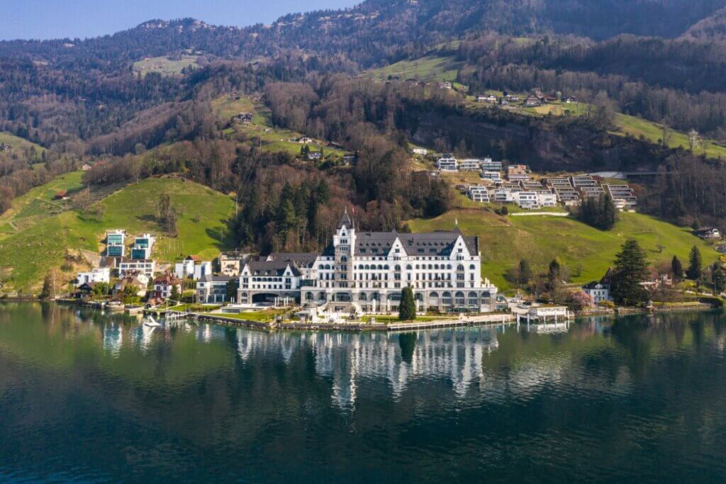 vista do hotel Park Hotel Vitznau refletindo no lago Lucerna na Suíça