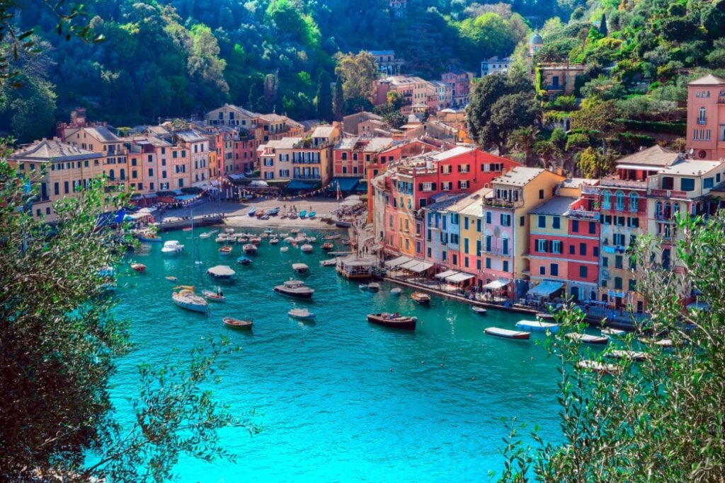 Vista de Portofino com mar e casas coloridas