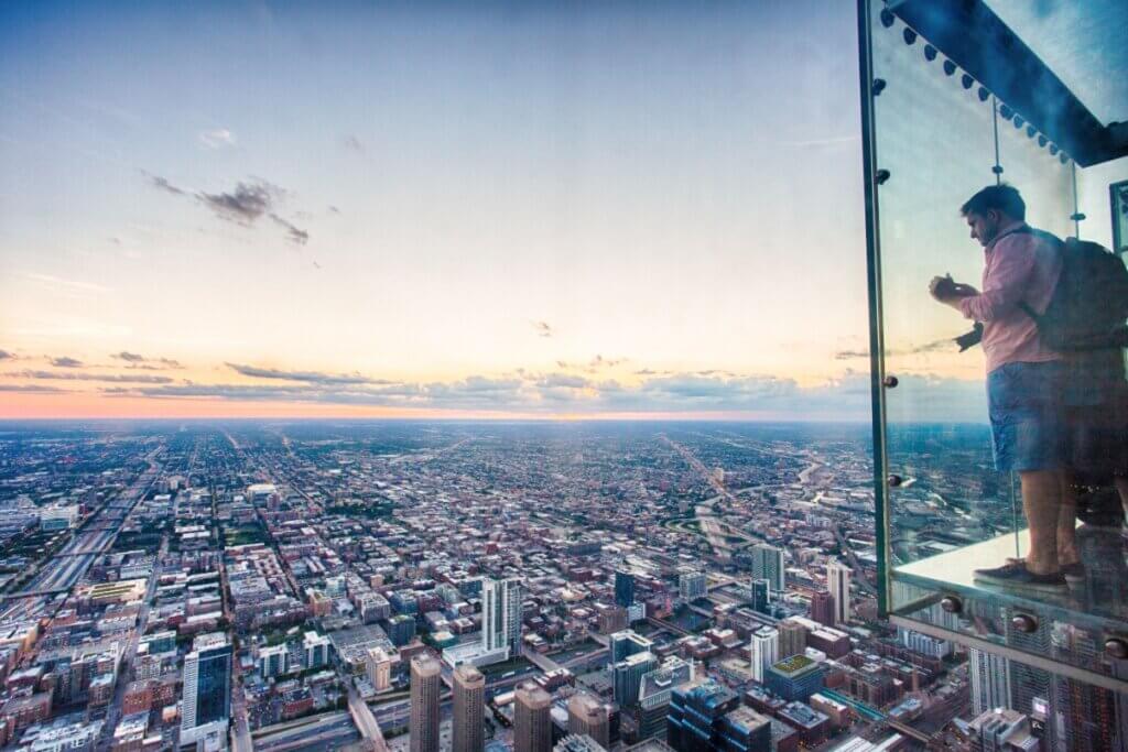 vista do Skaydeck Chicago, um prédio no 103º andar com um cubo de vidro onde é possível ver toda a cidade