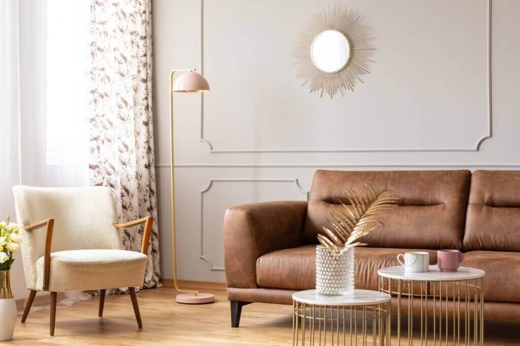 Sofá de couro marrom em uma sala de estar 