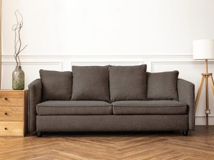 4 dicas infalíveis para tirar manchas do sofá da sua casa
