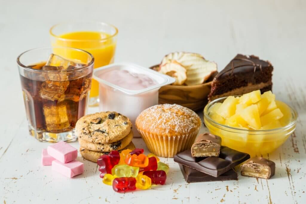 Alimentos que contêm açúcar refinado, como bolo, balas, cookies, refrigerante etc.