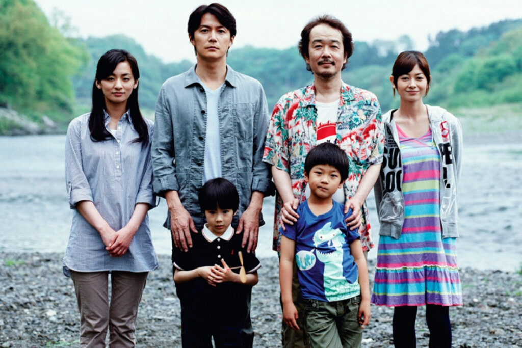 seis personagens do filme Assunto de Família parados ao ao lado do outro