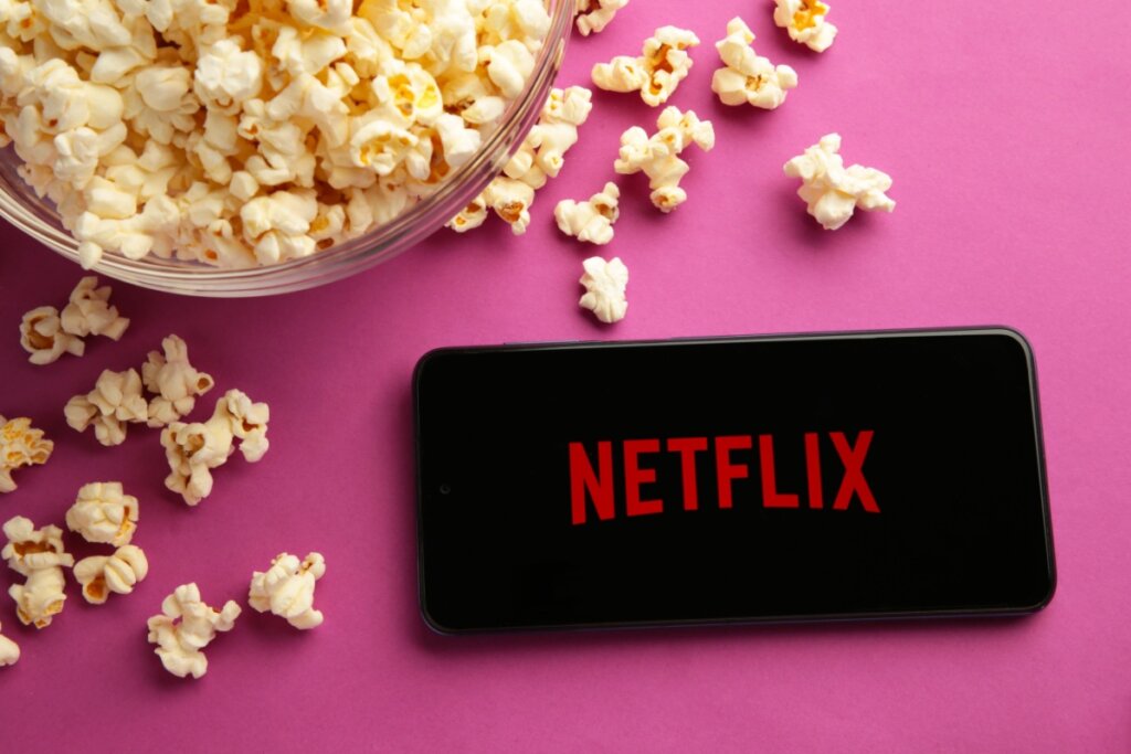 celular com símbolo da Netflix na tela