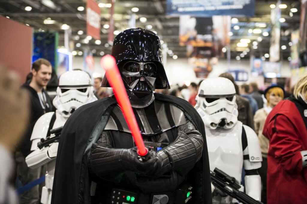 Pessoa vestida do personagem Darth Vader em evento nerd