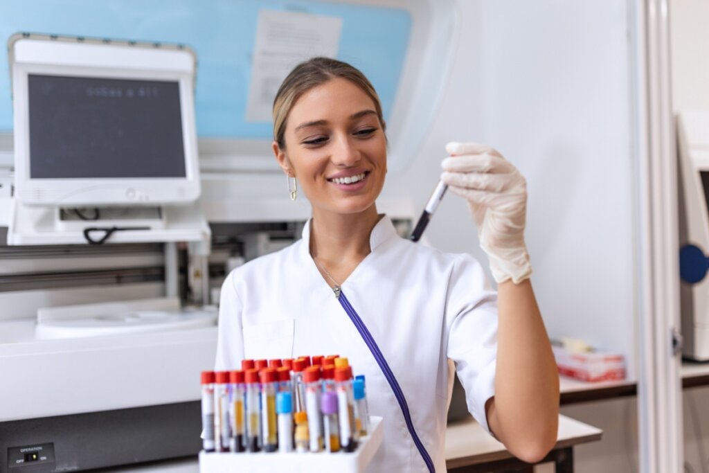 enfermeira com coleta de exames sanguíneos no laboratório