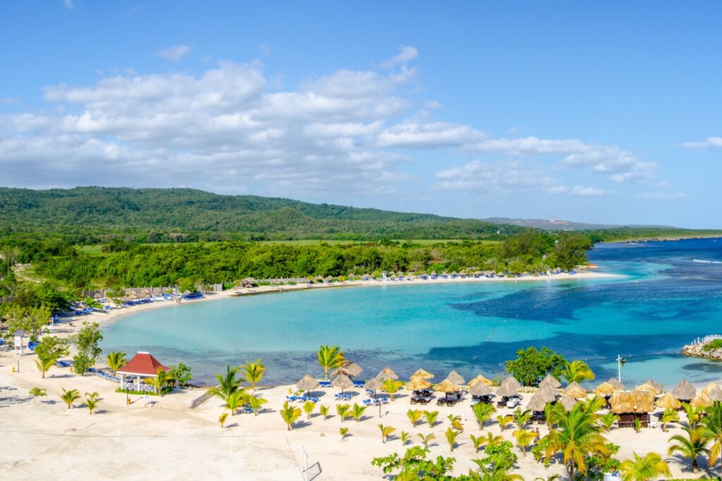 Vista de praia na Jamaica com mar azul e areia amarela