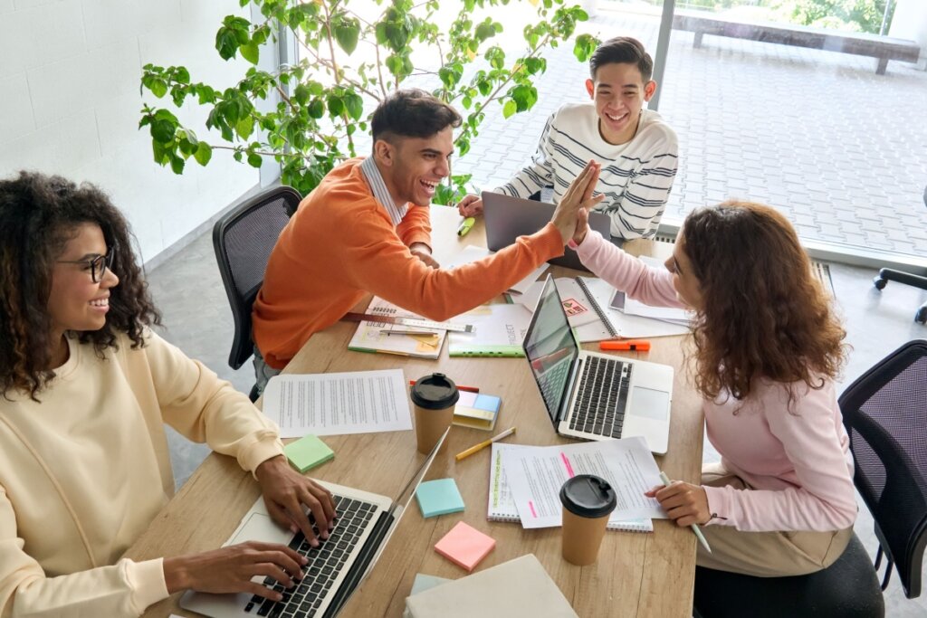 Jovens conversando e trabalhando em escritório