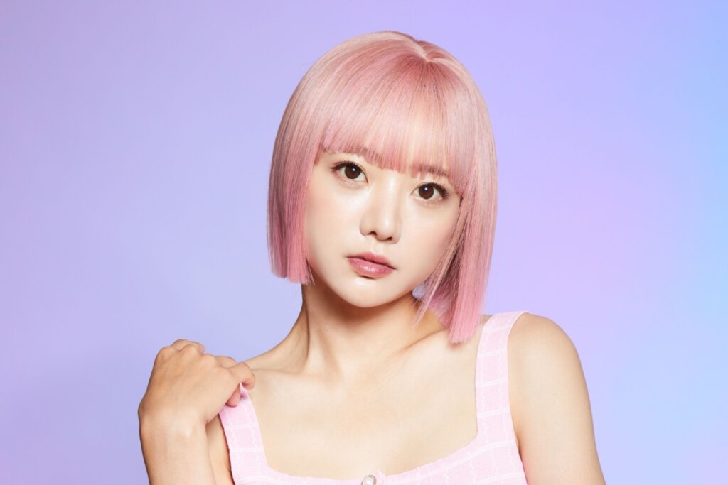 Mulher com cabelo curta rosa-claro 