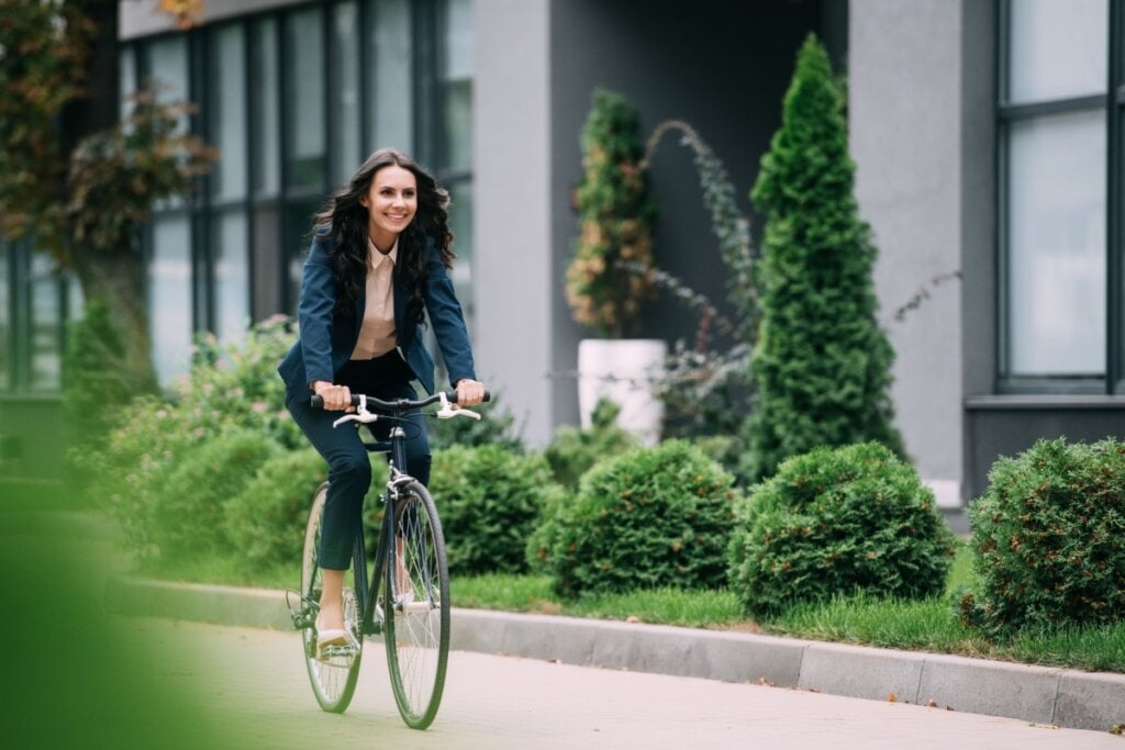 Mulher andando de bicicleta