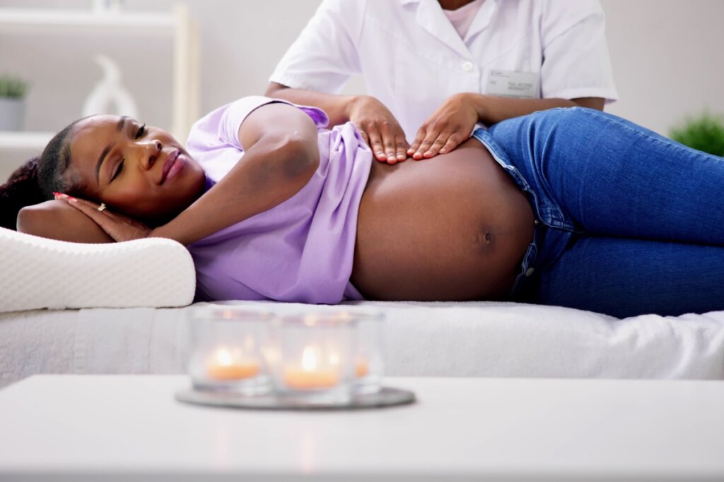 Mulher grávida recebendo massagem