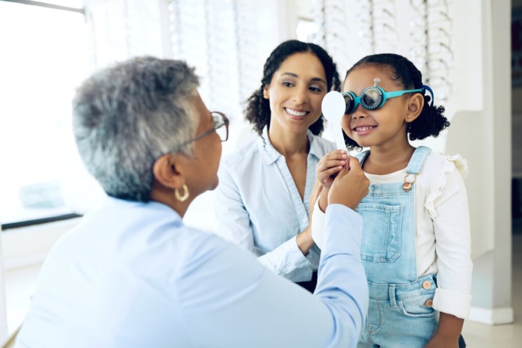 Criança com optometrista na clínica para verificação da visão