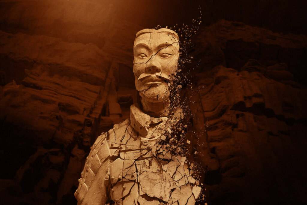 Imagem de um guerreiro chinês se desintegrando em um fundo marrom escuro 