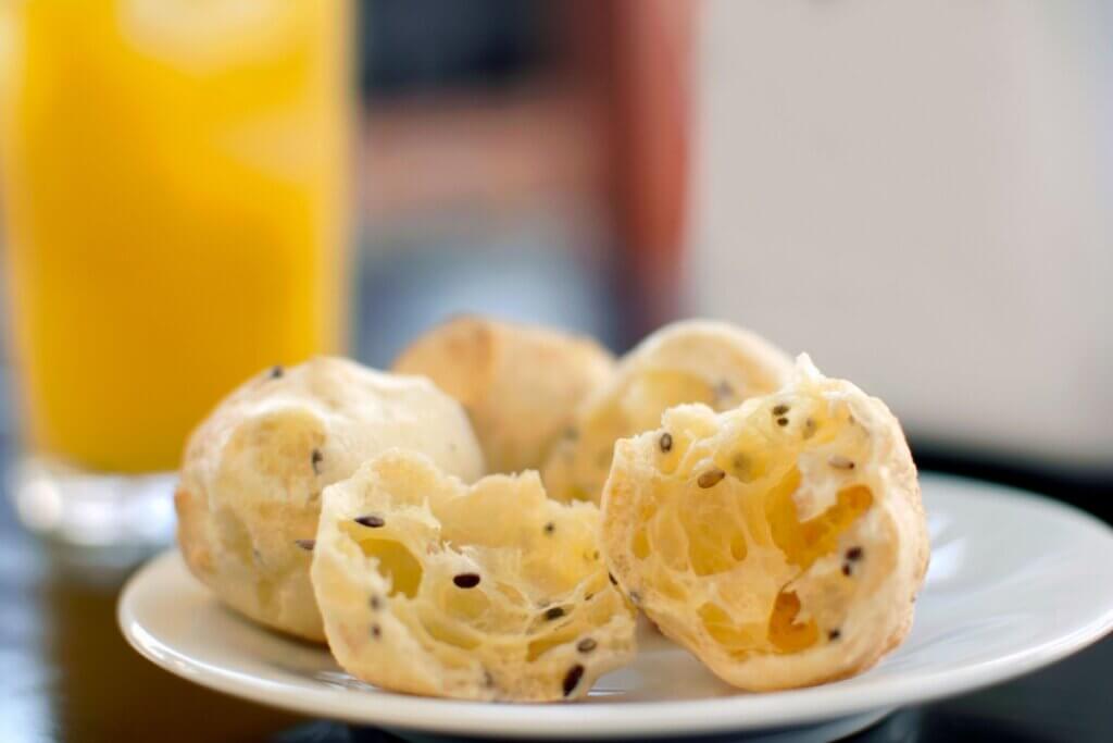 Prato branco com pão de queijo com chia