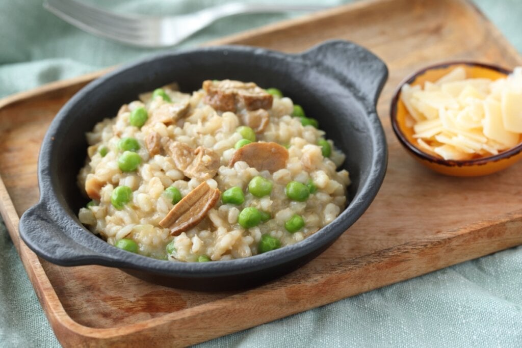 Risoto de cogumelos com ervilhas