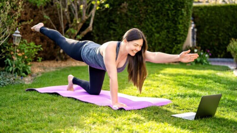 5 dicas para praticar yoga online adequadamente