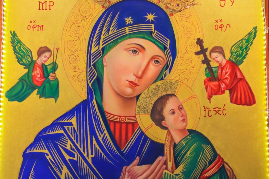 Nossa Senhora do Perpétuo Socorro com o menino Jesus em seus braços, cercados por anjos, sobre um fundo dourado