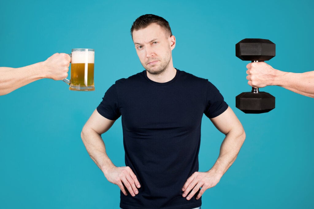Homem no centro de duas mãos lhe oferecendo um copo de cerveja ou um peso de academia